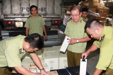 Bắt xe tải chở hơn 500 chai rượu ngoại giấu trong mỡ lợn