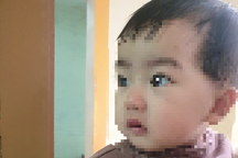 Bé gái hơn 1 tuổi bị bỏ rơi, ngồi khóc giữa đêm