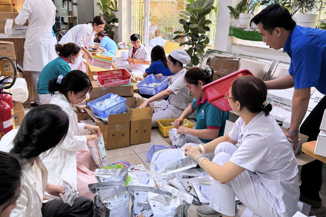 TPHCM khẩn cấp chuyển các túi thuốc giúp cứu chữa bà con ảnh hưởng bão - 1