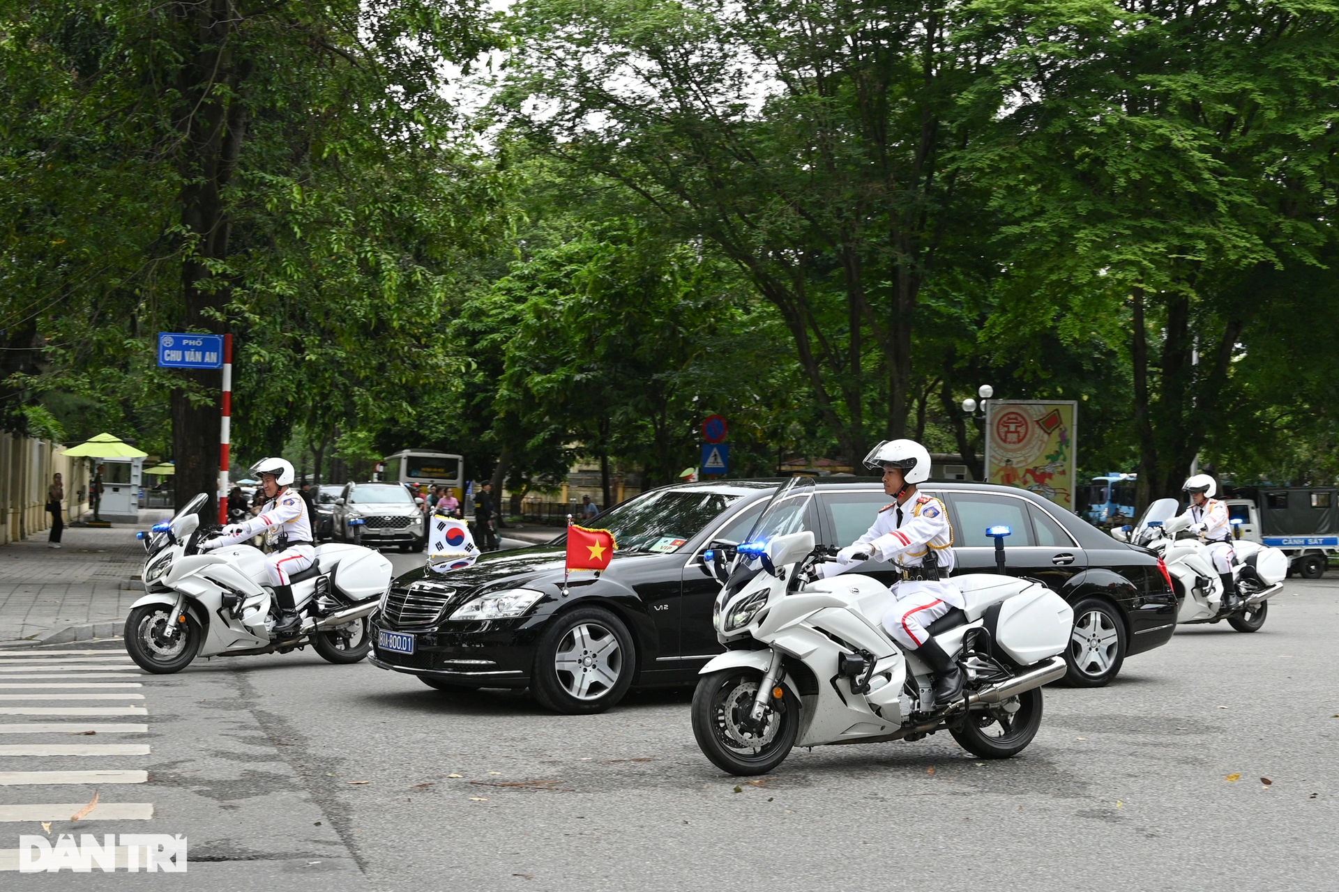 Dàn xe đặc chủng hộ tống Tổng thống Hàn Quốc trên đường phố Hà Nội - 2
