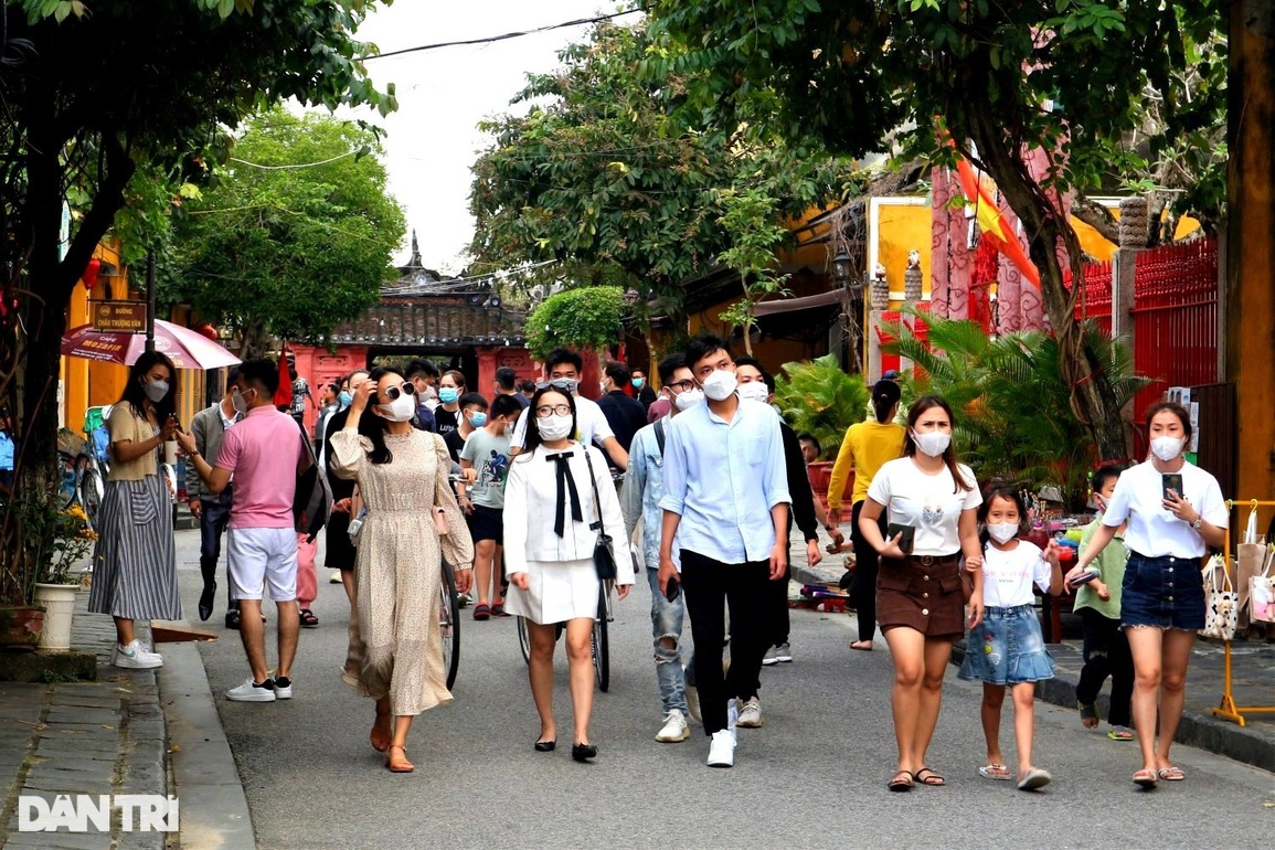 Du khách tấp nập đến phố cổ Hội An vui chơi ngày đầu nghỉ Tết Dương lịch - 1