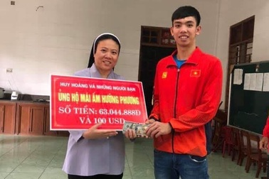 “Kình ngư” Nguyễn Huy Hoàng trích tiền thưởng SEA Games tặng quà trẻ em khuyết tật