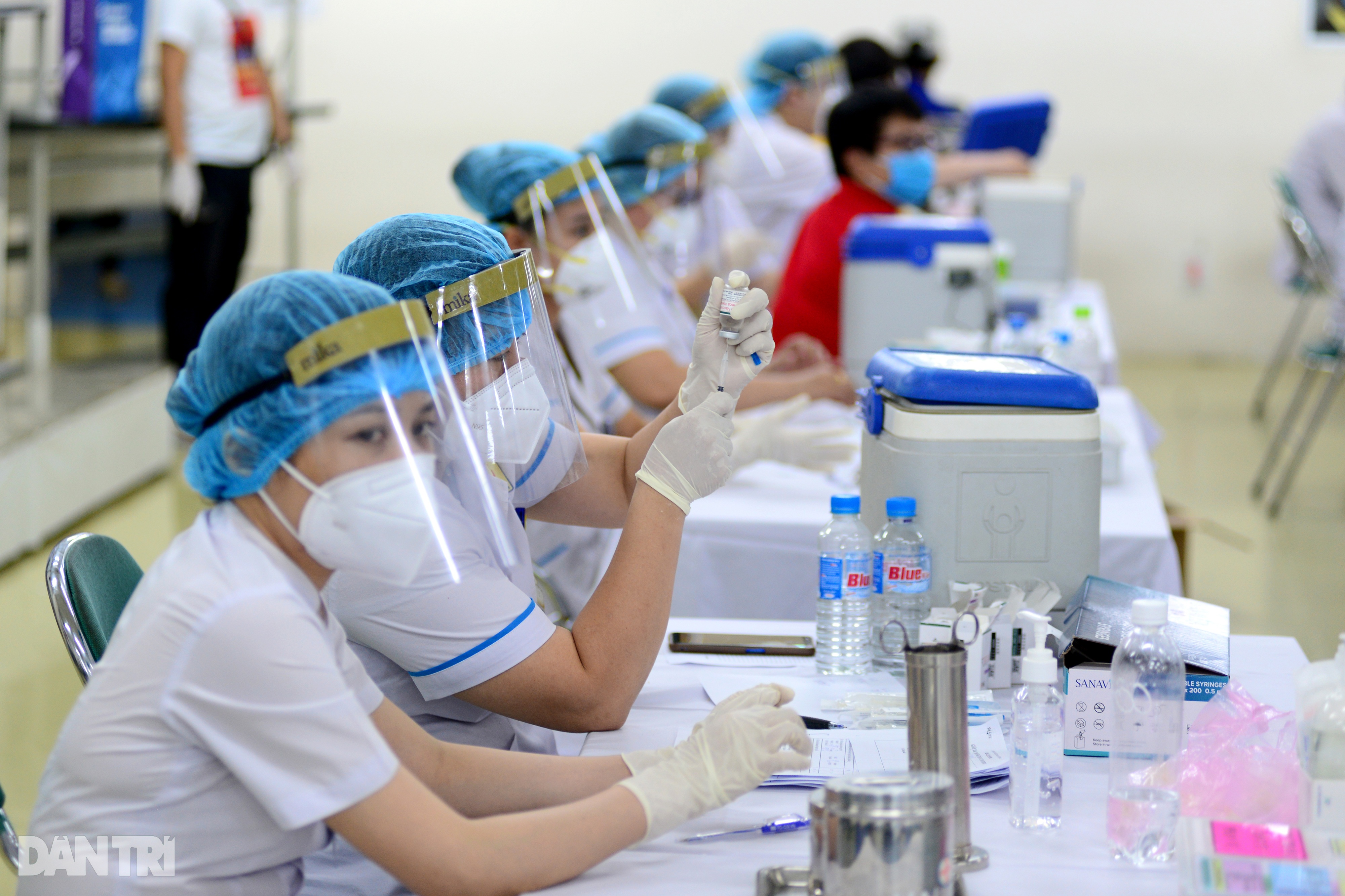 TPHCM tập hợp hàng trăm y, bác sĩ tiêm vắc xin cho 5.000 người lao động - 6