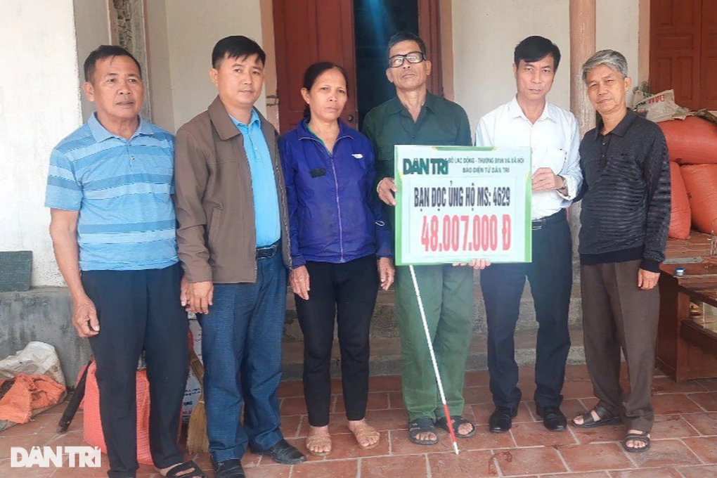 Người đàn ông mù chăm con ung thư được bạn đọc ủng hộ hơn 100 triệu đồng - 3 Người đàn ông mù chăm con ung thư được bạn đọc ủng hộ hơn 100 triệu đồng - 3