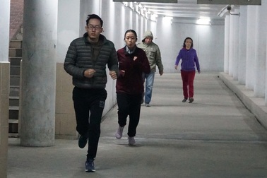 Lạnh "cắt da cắt thịt", nhiều người dân xuống hầm đi bộ tập thể dục