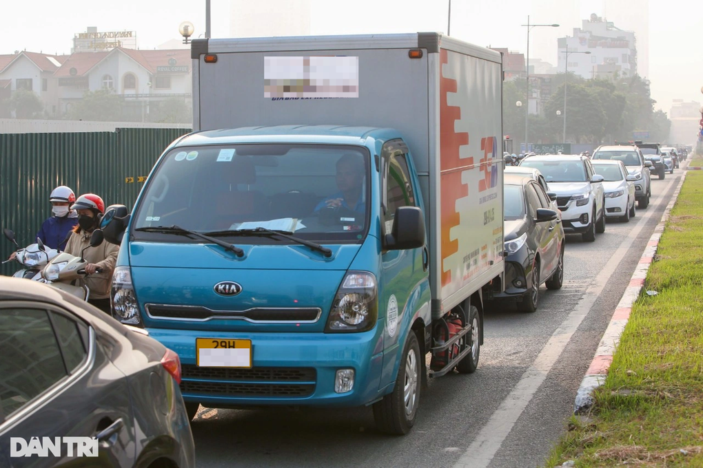 Hà Nội: Ma trận lô cốt, rào chắn trên đường Vũ Trọng Khánh - 5 Hà Nội: Ma trận lô cốt, rào chắn trên đường Vũ Trọng Khánh - 5