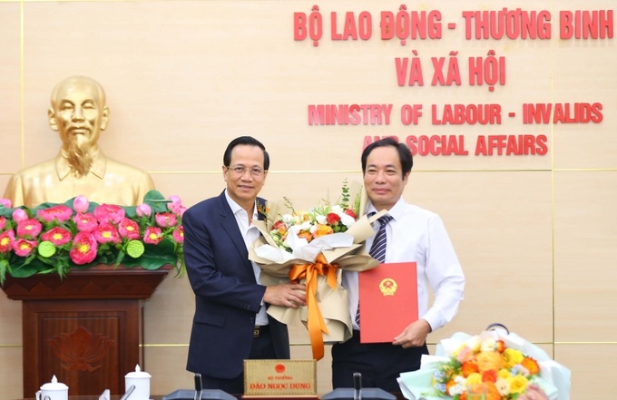 Bộ trưởng Đào Ngọc Dung trao Quyết định cho Giám đốc Đỗ Trọng Ánh