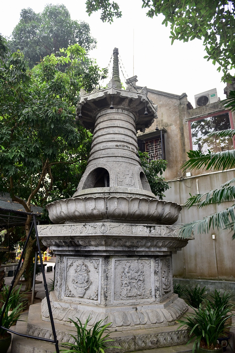 Tượng Phật từ đá quý nguyên khối trong ngôi chùa nghìn năm tuổi ở Hà Nội - 9 Tượng Phật từ đá quý nguyên khối trong ngôi chùa nghìn năm tuổi ở Hà Nội - 9