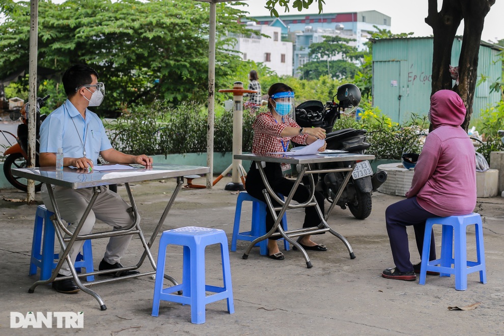 TPHCM: Mẹ đơn thân nuôi 2 con nhỏ khóc nghẹn khi nhận tiền hỗ trợ - 1 TPHCM: Mẹ đơn thân nuôi 2 con nhỏ khóc nghẹn khi nhận tiền hỗ trợ - 1
