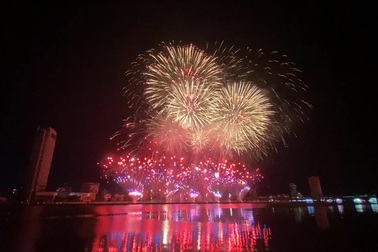 Những màn pháo hoa ấn tượng của hai đội Italy và Pháp