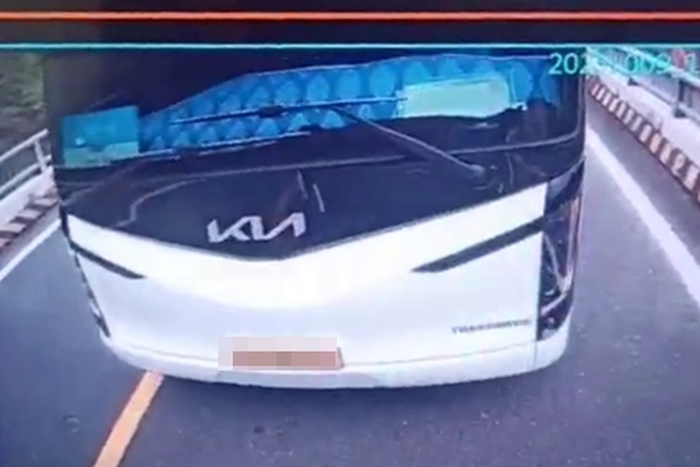 Cảnh sát xác minh clip tài xế xe khách đã vượt ẩu trên cầu còn văng tục - 1