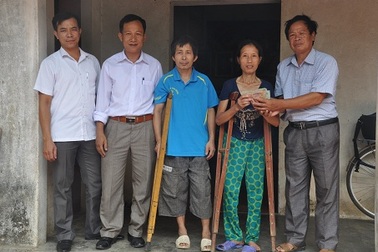 Hơn 30 triệu đồng đến với hai vợ chồng cùng đi nạng