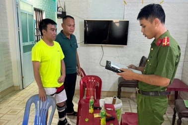 Bị công an phát hiện, đối tượng đánh bạc chốt cửa phòng tẩu tán tang vật