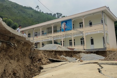 Thanh Hóa: Trường học đóng cửa, học sinh phải đi học nhờ