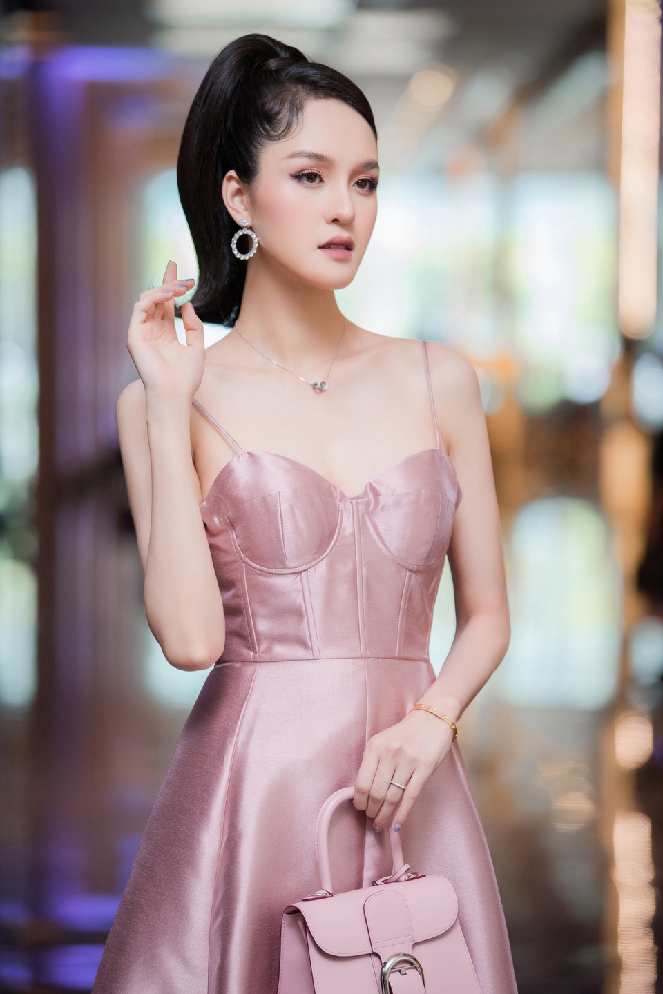 Ngẩn ngơ nhan sắc Á hậu Hoàng Anh sau khi sinh con thứ 2 - 4 Ngẩn ngơ nhan sắc Á hậu Hoàng Anh sau khi sinh con thứ 2 - 4