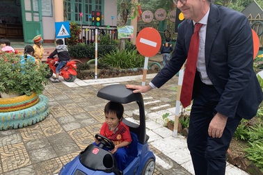 Đại sứ EU với "một vé đi tuổi thơ"