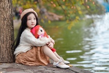 Gặp lại "em bé Hà Nội" xinh như búp bê trên phố mùa thay lá
