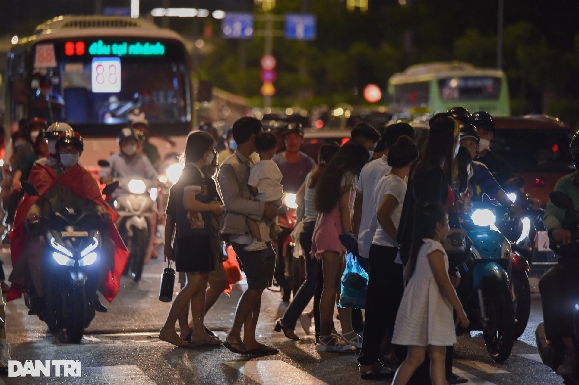 Biển người đổ về trung tâm TPHCM xem pháo hoa - 9 Biển người đổ về trung tâm TPHCM xem pháo hoa - 9