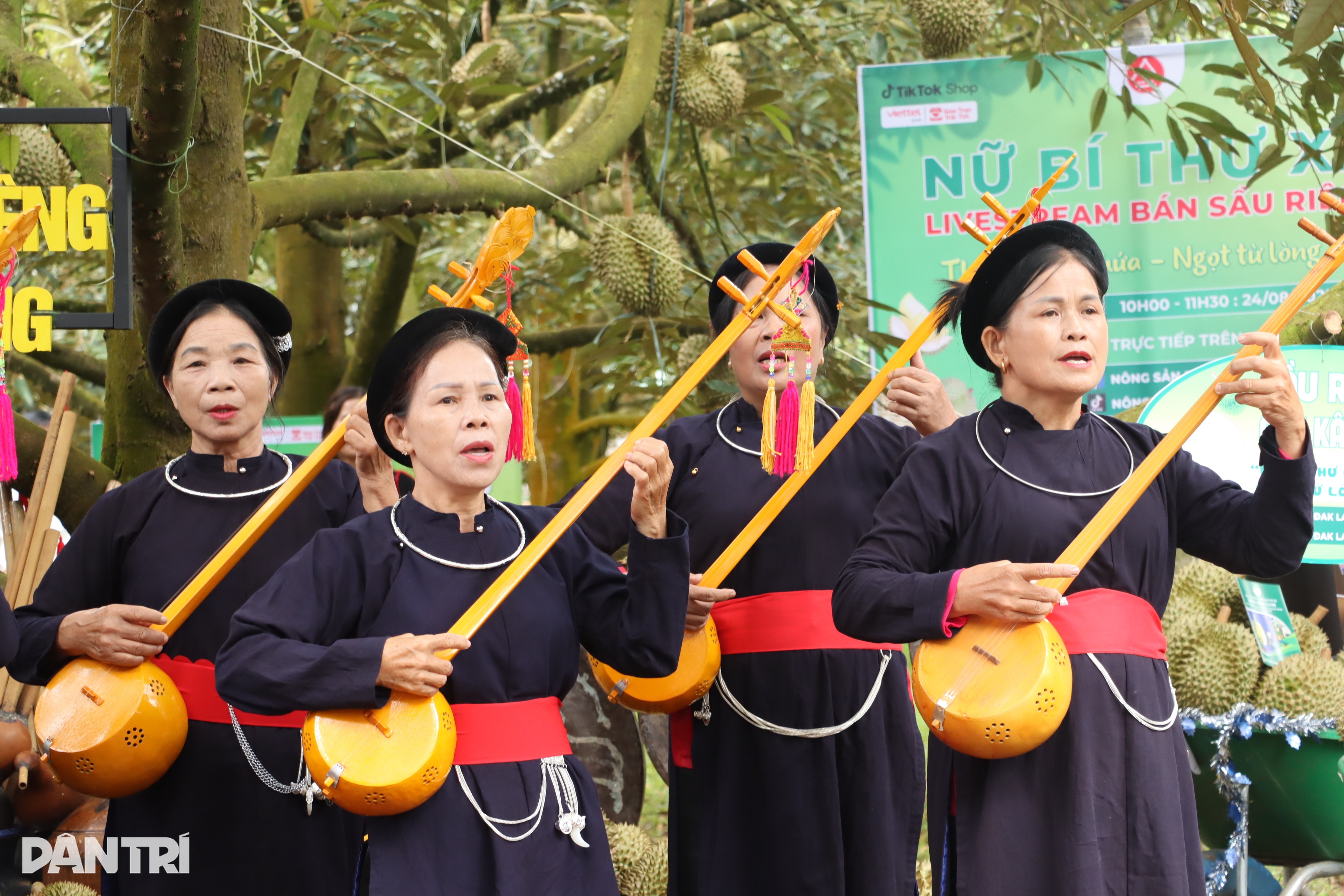 Nữ bí thư xã livestream bán 50 tấn sầu riêng: Không phải để nổi tiếng - 4 Nữ bí thư xã livestream bán 50 tấn sầu riêng: Không phải để nổi tiếng - 4