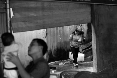 Nhọc nhằn những phụ nữ oằn mình gánh đá mưu sinh