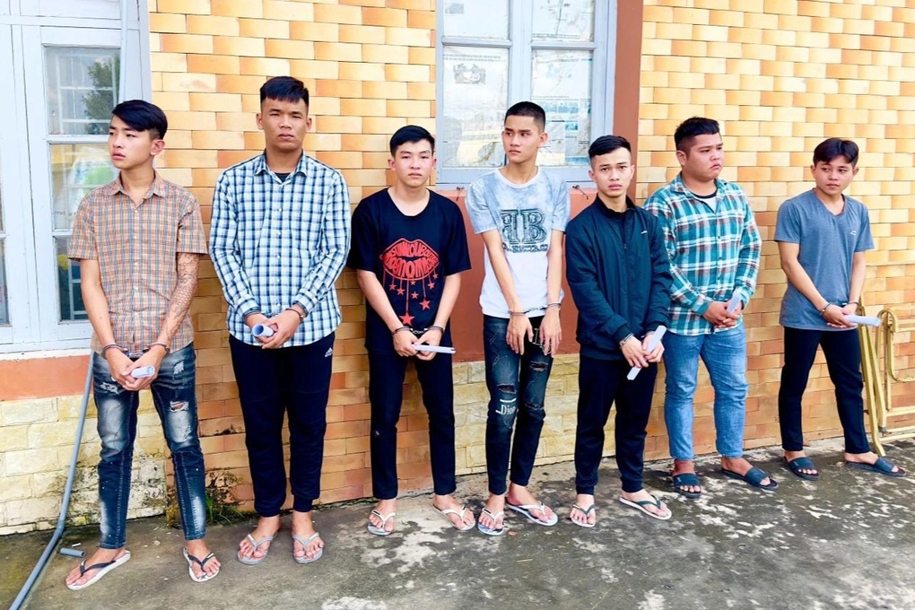 Hai nhóm bắn, chém nhau giữa phố, một người tử vong - 1 Hai nhóm bắn, chém nhau giữa phố, một người tử vong - 1