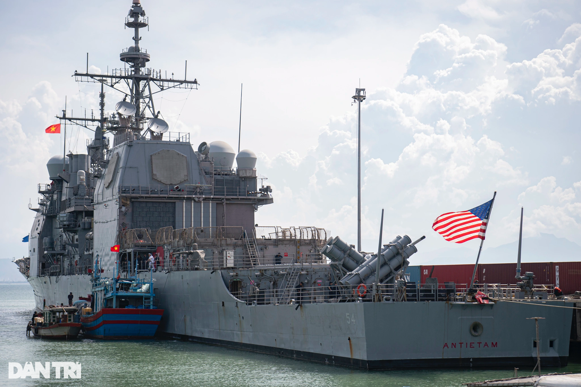 Cận cảnh tàu sân bay Mỹ USS Ronald Reagan vào vịnh Đà Nẵng - 13 Cận cảnh tàu sân bay Mỹ USS Ronald Reagan vào vịnh Đà Nẵng - 13