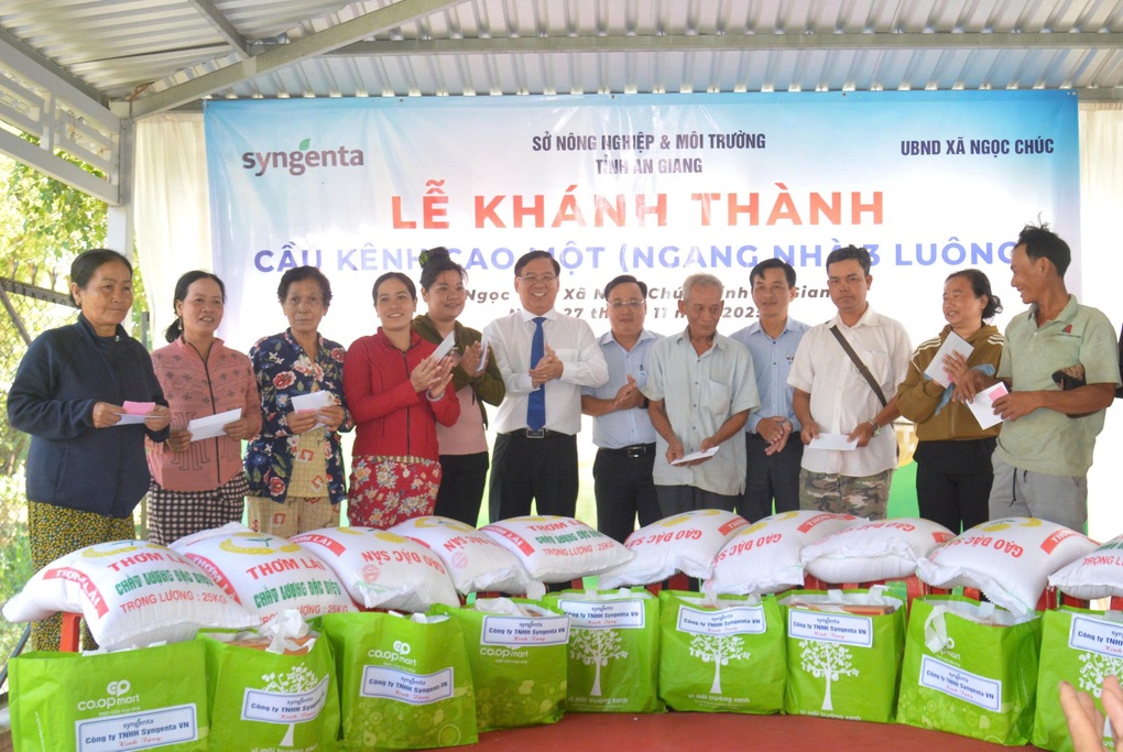 Syngenta trao “nhịp cầu yêu thương”, hỗ trợ nông dân vùng sâu sản xuất, đi lại an toàn - 2 Syngenta trao “nhịp cầu yêu thương”, hỗ trợ nông dân vùng sâu sản xuất, đi lại an toàn - 2