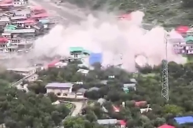 Khoảnh khắc lũ quét dữ dội cuốn trôi nhà cửa Ấn Độ