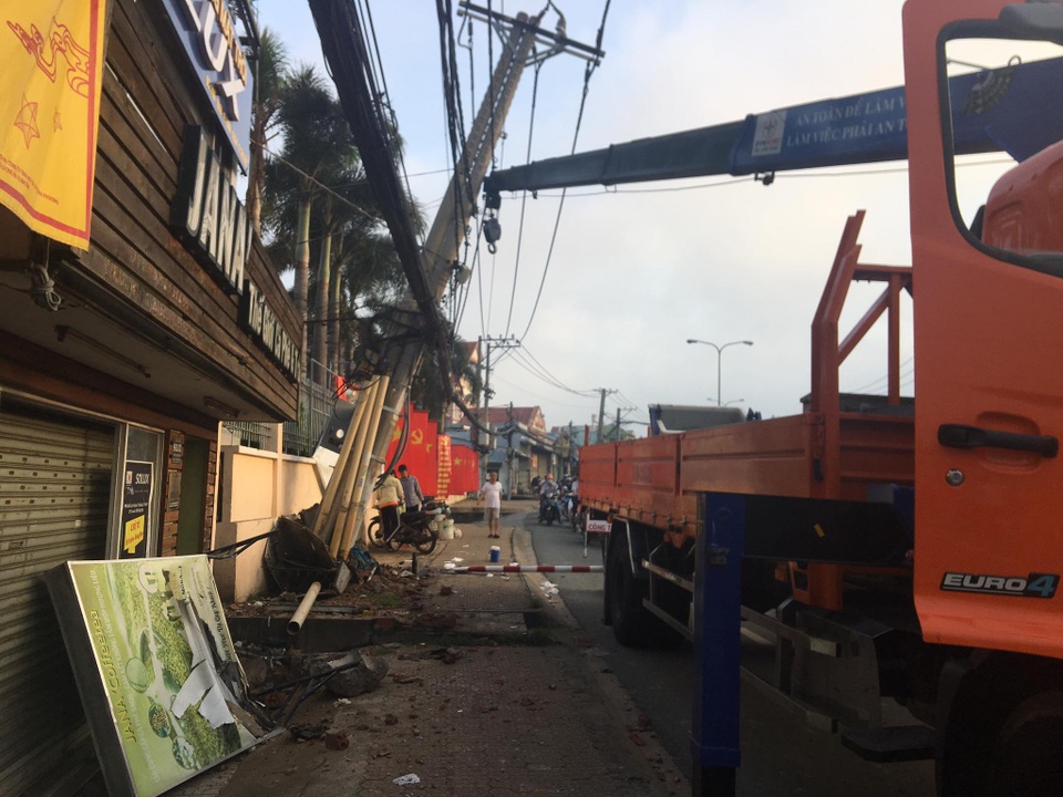 Bị công an phát hiện, 2 tên trộm lái ô tô tông gãy cột điện - 1 Bị công an phát hiện, 2 tên trộm lái ô tô tông gãy cột điện - 1