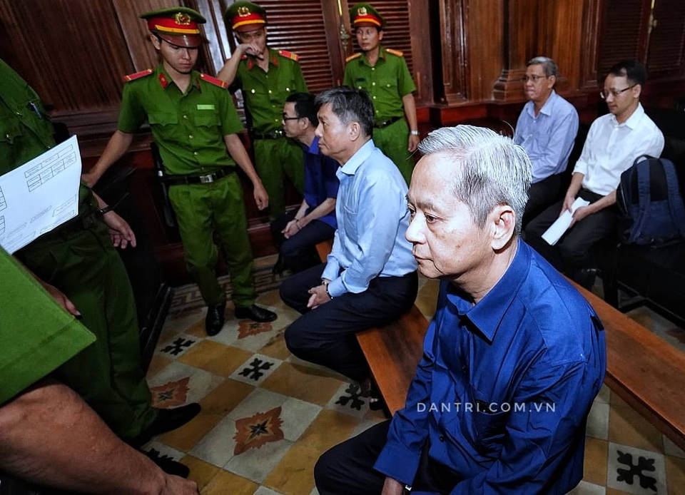 Nguyên Phó Chủ tịch TPHCM Nguyễn Hữu Tín đến tòa trong dáng vẻ gầy gò - 11 Nguyên Phó Chủ tịch TPHCM Nguyễn Hữu Tín đến tòa trong dáng vẻ gầy gò - 11