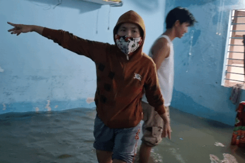 Người Đà Nẵng bì bõm lội nước trong nhà, vất vả cõng con đi tránh lụt