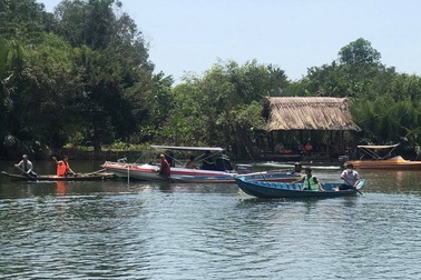 Lật ghe trên hồ gần khu sinh thái, 1 thanh niên chết đuối