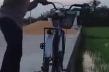 Chàng trai ngã lộn cổ vì biểu diễn xiếc trên xe đạp