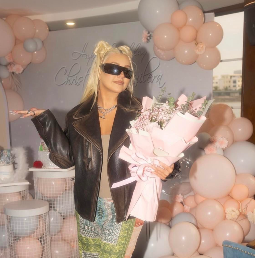 Ngôi sao Christina Aguilera đi trực thăng, lướt du thuyền ở Hạ Long - 6 Ngôi sao Christina Aguilera đi trực thăng, lướt du thuyền ở Hạ Long - 6