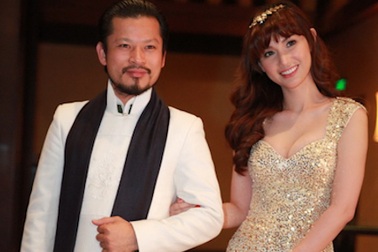 Hùng Cửu Long lịch lãm đi dự tiệc