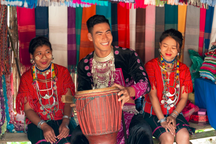 Nam vương Danh Chiếu Linh thăm làng dân tộc cổ dài ở Chiang Mai, Thái Lan