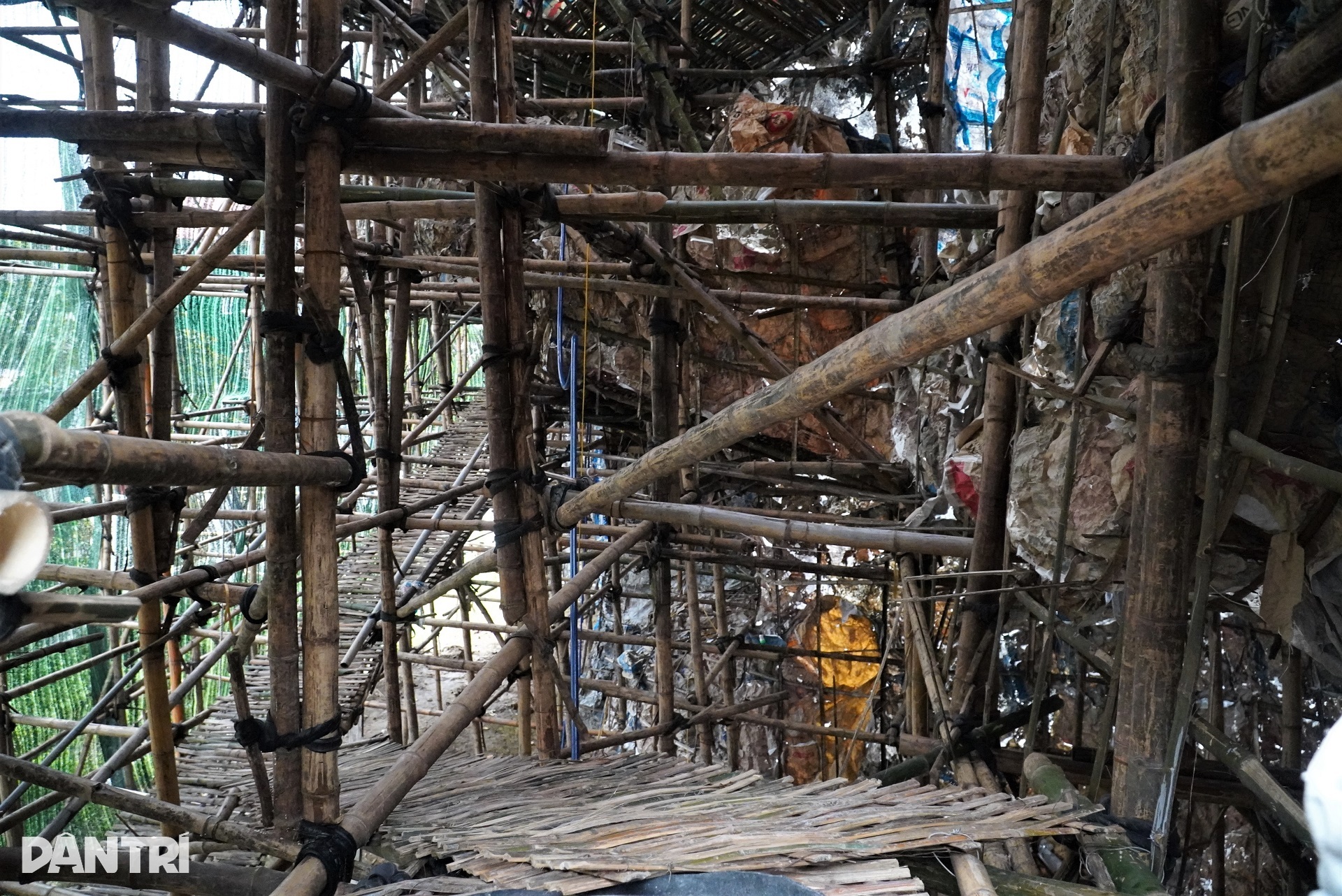 Độc đáo hang đá Giáng sinh khổng lồ làm từ hàng nghìn cây tre - 3 Độc đáo hang đá Giáng sinh khổng lồ làm từ hàng nghìn cây tre - 3