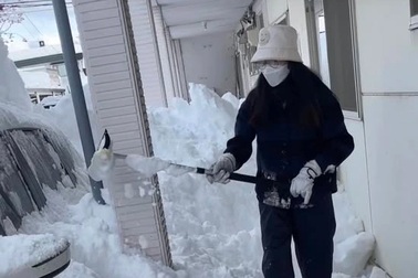 Tuyết rơi dày kỷ lục, cô gái Việt ở Nhật cầm xẻng bới tìm ô tô