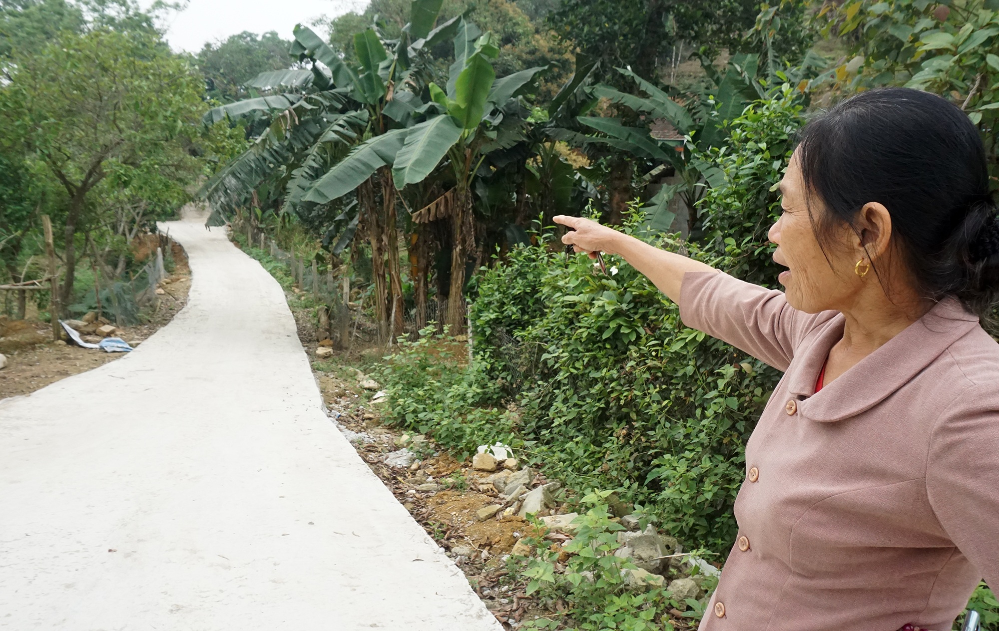 Cậu bé mồ côi cha mổ lợn góp tiền làm đường cho mẹ đi làm đồng - 4 Cậu bé mồ côi cha mổ lợn góp tiền làm đường cho mẹ đi làm đồng - 4