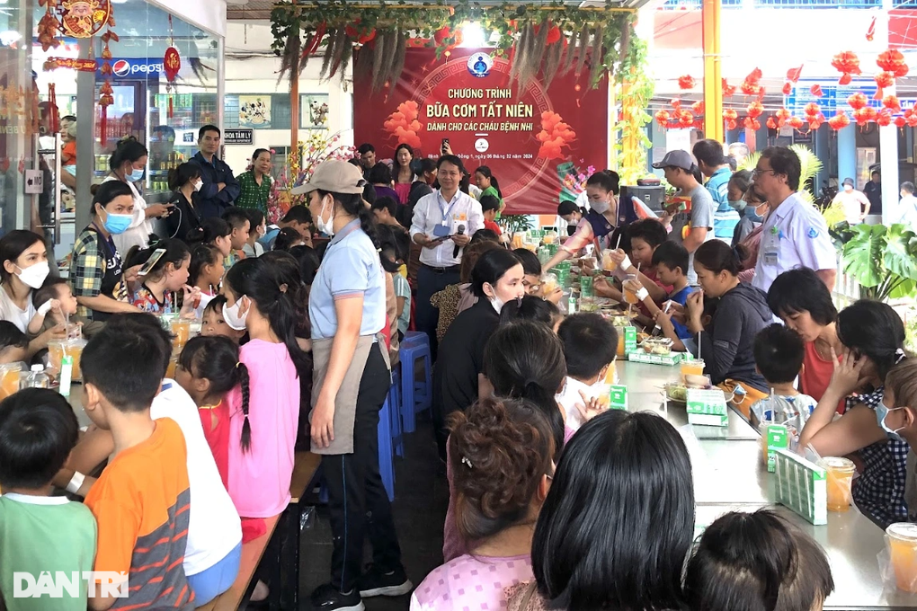 Bữa cơm tất niên của 2 cháu bé mắc bệnh xương hóa đá gây biến dạng mặt - 1 Bữa cơm tất niên của 2 cháu bé mắc bệnh xương hóa đá gây biến dạng mặt - 1