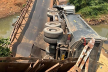 Ô tô chở cát gây sập cầu dân sinh ở Bình Phước