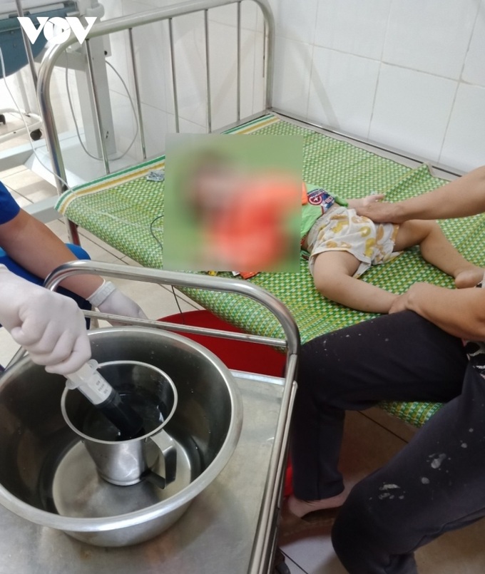 Bé Hàng Ngọc Loan được các bác sĩ chăm sóc tại bệnh viện.