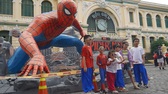 Spider-Man khổng lồ thu hút trẻ em và du khách tại Bưu điện Thành phố