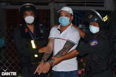 Nam thanh niên tàng trữ súng quay đầu xe, trốn vào hẻm nhỏ khi gặp cảnh sát