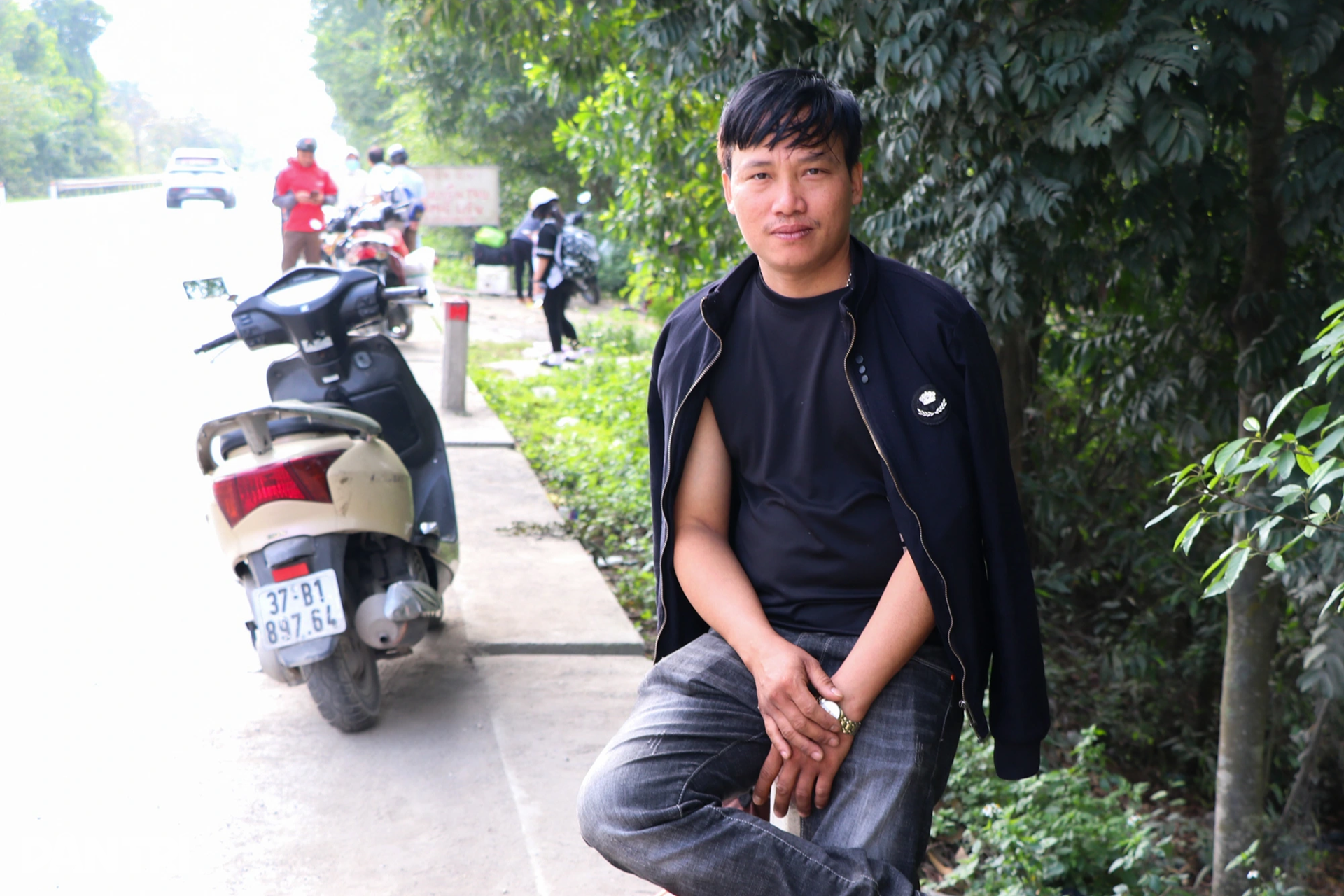 Người lao động đội nắng, vạ vật chờ xe rời quê sau Tết - 7 Người lao động đội nắng, vạ vật chờ xe rời quê sau Tết - 7