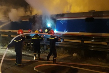 Tàu SE8 bất ngờ bốc cháy dữ dội, hơn 10 tấn hàng hóa bị thiêu rụi