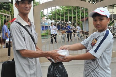 “Chiến sĩ nhí” phát cơm, nước uống cho các anh chị thí sinh