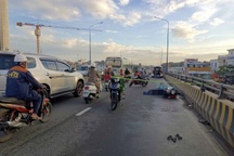 Va chạm xe bồn, tài xế xe ôm công nghệ tử vong trên cầu vượt ở Bình Dương