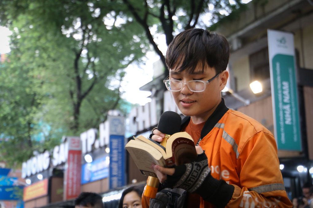 Chuyện đời buồn ít ai biết của chàng shipper nói tiếng Pháp gây bão mạng - 1 Chuyện đời buồn ít ai biết của chàng shipper nói tiếng Pháp gây bão mạng - 1