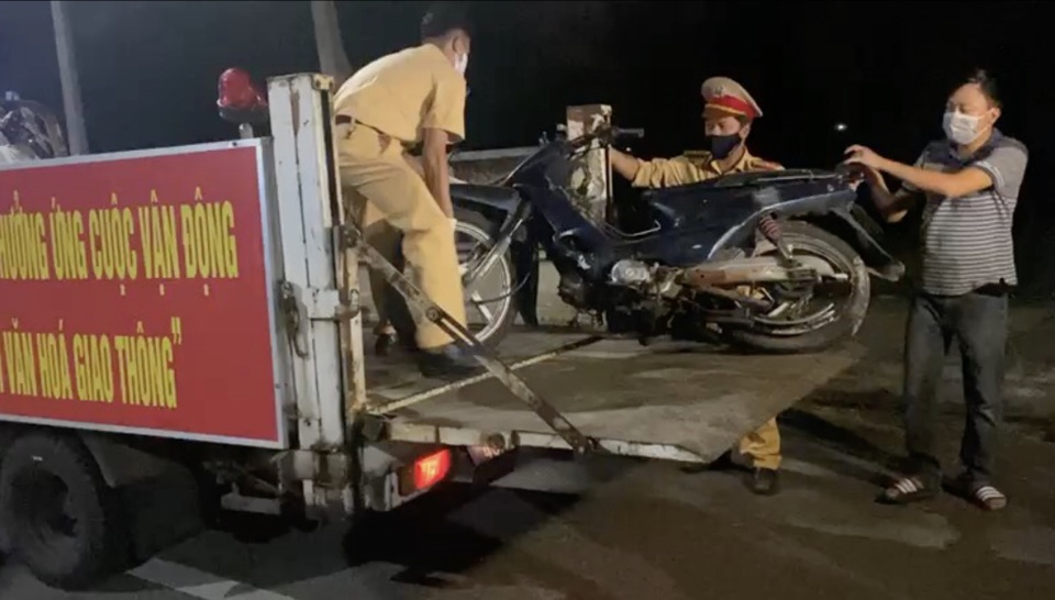 Hai chiến sĩ công an hy sinh khi truy đuổi nhóm đua xe - 1 Hai chiến sĩ công an hy sinh khi truy đuổi nhóm đua xe - 1